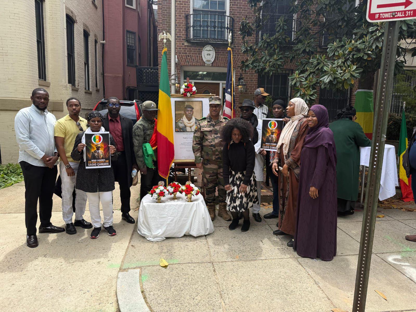 Participants à l’hommage devant l’ambassade du Mali à Washington