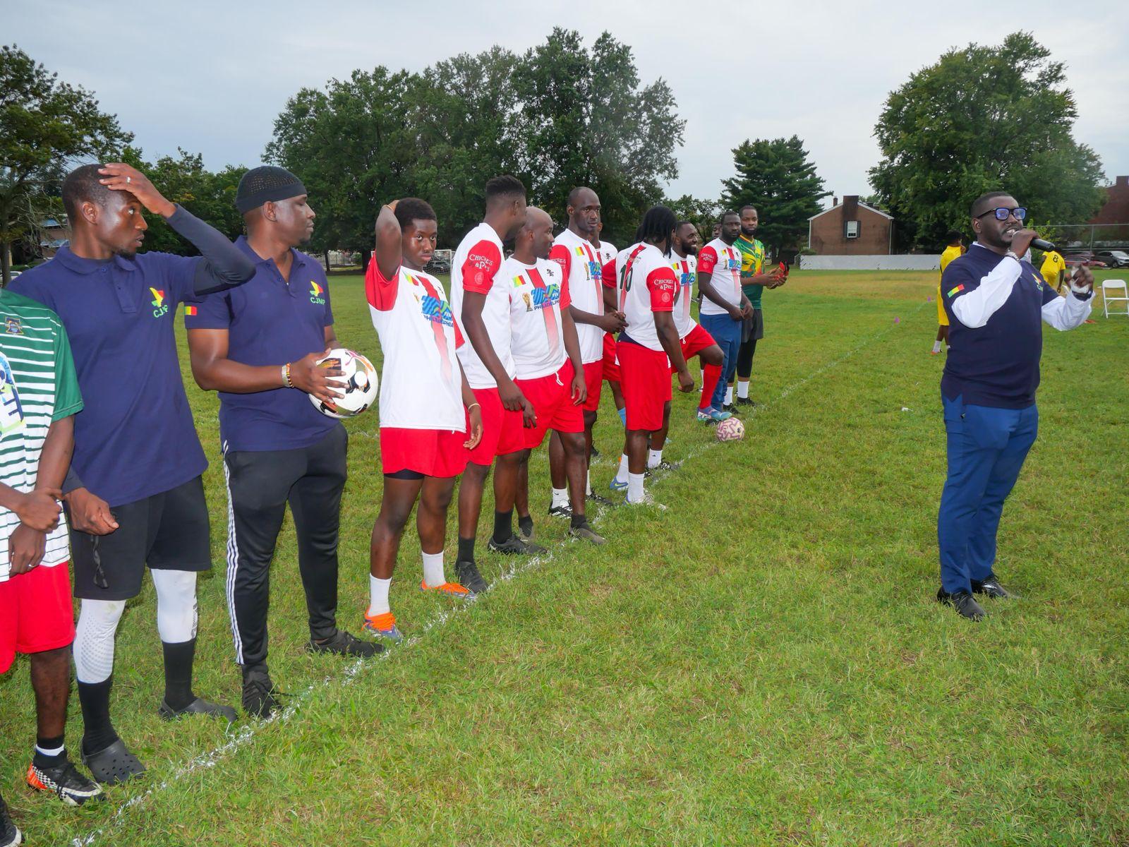 Participants réunis sur le terrain de football à Philadelphie