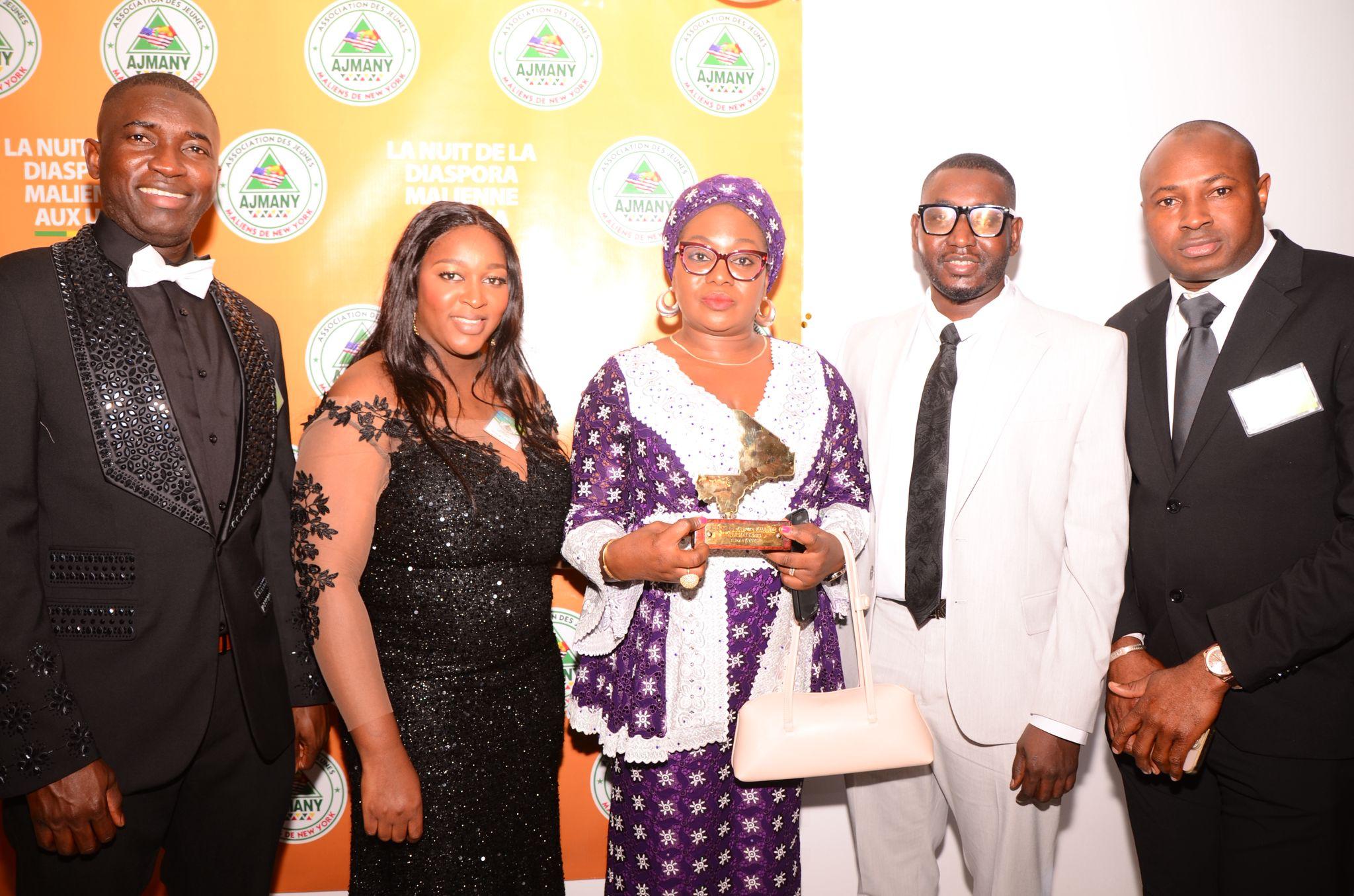 Photo de groupe autour d’un trophée à la Nuit de la diaspora malienne 2026