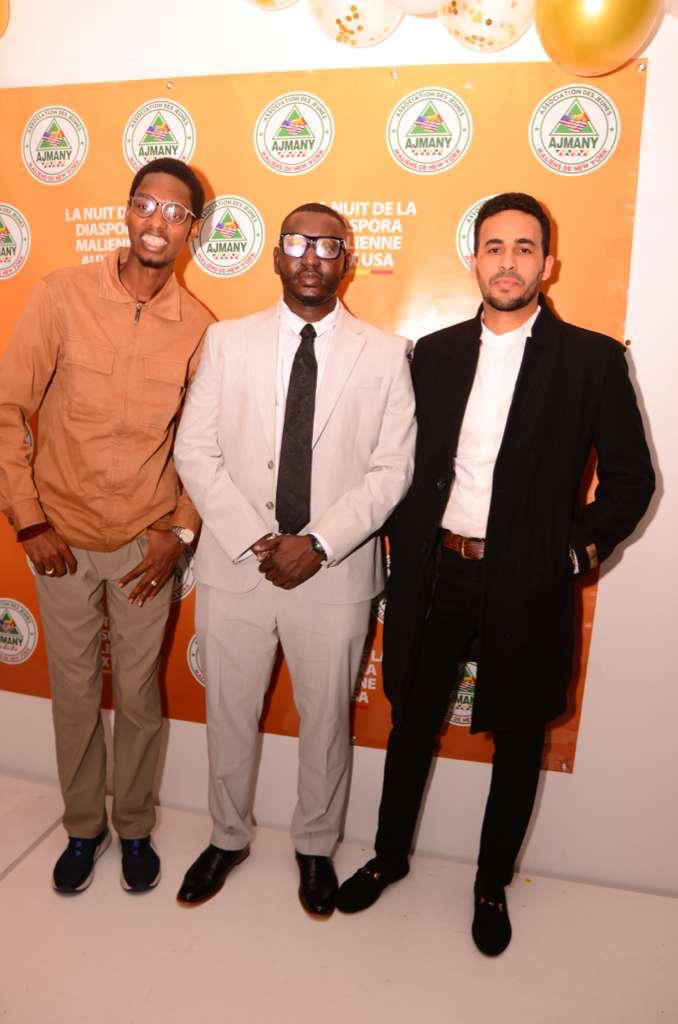 Trois participants devant le décor de la Nuit de la diaspora malienne 2026